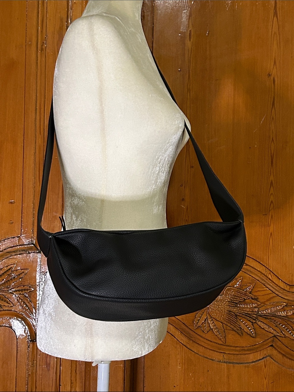Donna In Pebble Leather Sling Bag